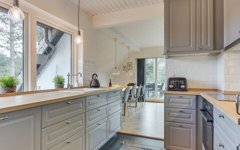Reijo: Keuken, Flooring, Cabinetry, Hout, Countertop, Interieur Ontwerp, Toestel Van De Keuken, Verdieping, Plafond, Lade