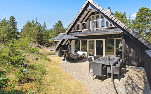 Reijo: Hout, Huis, Verblijf, Dak, Huis, Siding, Helling, Landgoed, Schaduw, Veranda