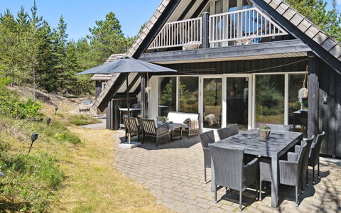 Reijo: Hout, Huis, Dak, Verblijf, Huis, Veranda, Siding, Landgoed, Schaduw, Garden Gebouwen