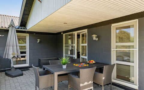 Glenna - 1.8Km from the Sea: Gras, Huis, Dak, Huis, Verblijf, Struik, Land Lot, Landelijk Gebied, Boerderij, Groundcover