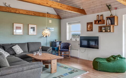 Dietmar - 2.8Km from the Sea: Meubilair, Interieur Ontwerp, Flooring, Muur, Verdieping, Bankstel, Hout, Plafond, Kamer, Woonkamer