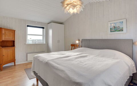 Dietmar - 2.8Km from the Sea: Flooring, Hout, Plafond, Slaapkamer, Verdieping, Interieur Ontwerp, Lichte Inrichting, Bed, Laken, Bedding