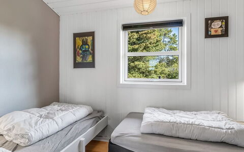 Dietmar - 2.8Km from the Sea: Muur, Slaapkamer, Hout, Bed, Verdieping, Flooring, Interieur Ontwerp, Plafond, Bedding, Laken