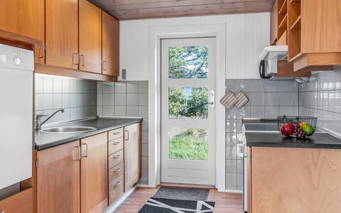 Dietmar - 2.8Km from the Sea: Flooring, Hout, Keuken, Verdieping, Interieur Ontwerp, Major Appliance, Toestel Van De Keuken, Houten Vloer, Countertop, Meubilair