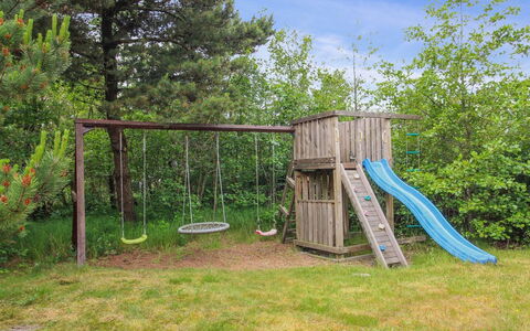 Vendela - 2.5Km from the Sea: Dia Van De Speelplaats, Hout, Speeltoestel, Tuin, Chute, Backyard, Speelplaats, Gazon, Schaduw, Werf