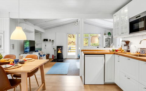 Galathea - 800M from the Sea: Keuken, Interieur Ontwerp, Flooring, Meubilair, Countertop, Hout, Plafond, Verdieping, Lichte Inrichting, Houten Vloer
