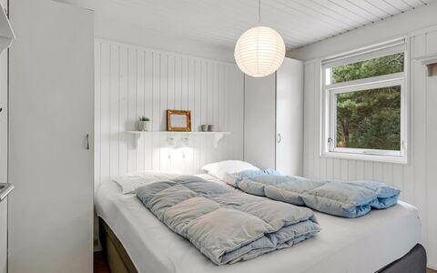 Galathea - 800M from the Sea: Bed, Slaapkamer, Interieur Ontwerp, Laken, Bedding, Plafond, Hout, Verdieping, Meubilair, Flooring