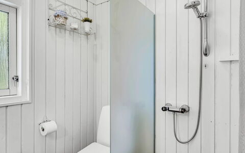 Galathea - 800M from the Sea: Badkamer, Loodgieterswerkinrichting, Muur, Flooring, Toilet, Interieur Ontwerp, Loodgieter, Verdieping, Kraan, Wc Bril