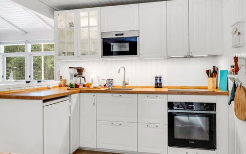 Galathea - 800M from the Sea: Keuken, Toestel Van De Keuken, Countertop, Cabinetry, Major Appliance, Flooring, Hout, Interieur Ontwerp, Gootsteen, Meubilair