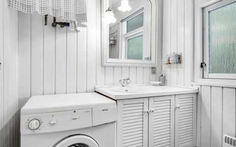Galathea - 800M from the Sea: Interieur Ontwerp, Loodgieterswerkinrichting, Badkamerkast, Wastafel, Flooring, Verdieping, Plafond, Wasmachine, Kraan, Badkamer