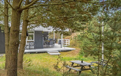 Galathea - 800M from the Sea: Verblijf, Veranda, Schaduw, Garden Gebouwen, Outdoor Structuur, Werf, Siding, Blokhut, Bos, Park