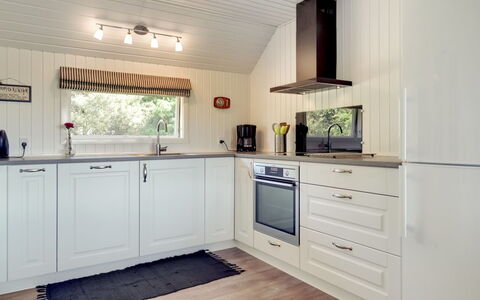 Brunon - 1.5Km from the Sea: Hout, Flooring, Interieur Ontwerp, Verdieping, Meubilair, Cabinetry, Countertop, Huis, Keuken, Kamer