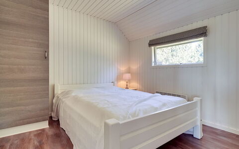 Brunon - 1.5Km from the Sea: Flooring, Hout, Verdieping, Slaapkamer, Interieur Ontwerp, Plafond, Bed, Meubilair, Kamer, Verlichting