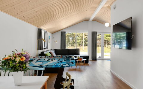 Etti - 1Km from the Sea: Interieur Ontwerp, Meubilair, Flooring, Verdieping, Hout, Plafond, Lichte Inrichting, Huis, Woonkamer, Bankstel