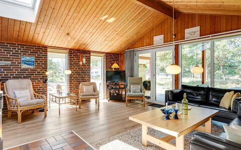 Etti - 1Km from the Sea: Meubilair, Hout, Interieur Ontwerp, Huis, Plafond, Bankstel, Woonkamer, Flooring, Tafel, Verdieping