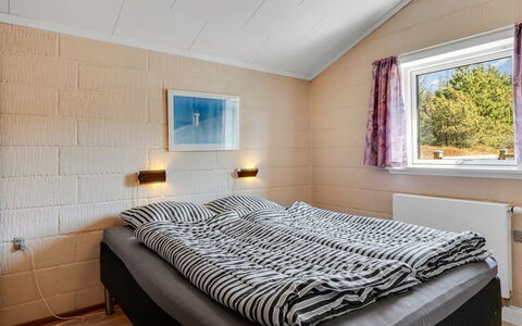 Etti - 1Km from the Sea: Hout, Huis, Slaapkamer, Plafond, Bed, Bed Frame, Bedding, Beits, Hardwood, Freezing