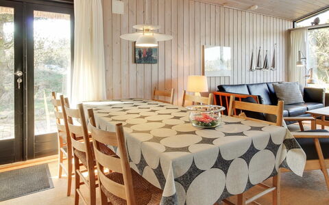 Pisana - 400M from the Sea: Meubilair, Interieur Ontwerp, Hout, Flooring, Stoel, Tafel, Plafond, Eetkamer, Lichte Inrichting, Keuken En Eettafel