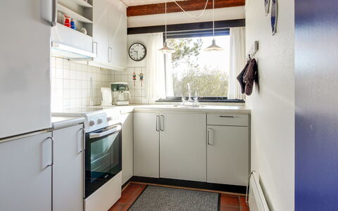 Pisana - 400M from the Sea: Toestel Van De Keuken, Keuken, Major Appliance, Countertop, Flooring, Interieur Ontwerp, Hout, Cabinetry, Gootsteen, Verdieping