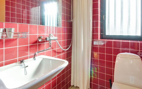 Pisana - 400M from the Sea: Badkamer, Loodgieterswerkinrichting, Wastafel In De Badkamer, Wastafel, Interieur Ontwerp, Flooring, Kraan, Verdieping, Loodgieter, Tegel