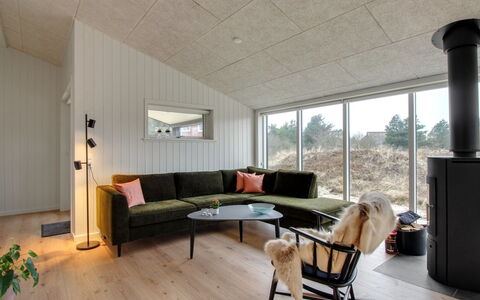 Jirina - 750M from the Sea: Flooring, Plafond, Interieur Ontwerp, Verdieping, Huis, Lichte Inrichting, Houten Vloer, Kamer, Woonkamer