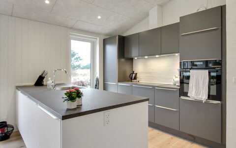 Jirina - 750M from the Sea: Keuken, Countertop, Flooring, Interieur Ontwerp, Toestel Van De Keuken, Hout, Verdieping, Cabinetry, Meubilair, Major Appliance