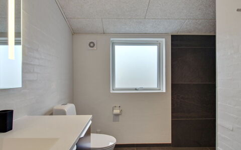 Jirina - 750M from the Sea: Muur, Loodgieterswerkinrichting, Flooring, Badkamer, Plafond, Interieur Ontwerp, Verdieping, Wastafel, Lichte Inrichting, Wastafel In De Badkamer