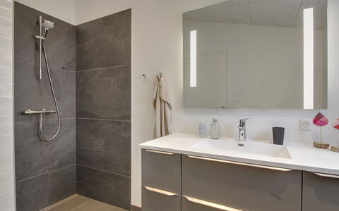 Jirina - 750M from the Sea: Flooring, Loodgieterswerkinrichting, Verdieping, Interieur Ontwerp, Badkamerkast, Wastafel In De Badkamer, Badkamer, Spiegel, Wastafel, Cabinetry