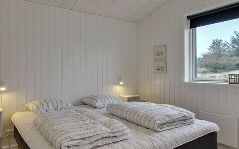 Jirina - 750M from the Sea: Hout, Plafond, Slaapkamer, Interieur Ontwerp, Bed, Bedding, Laken, Verdieping, Flooring, Bed Frame