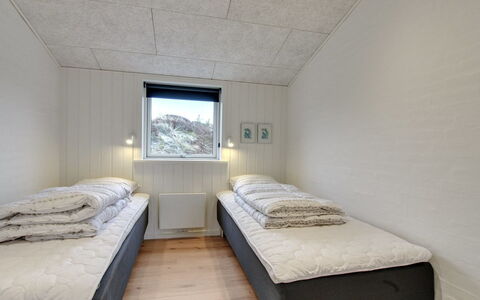 Jirina - 750M from the Sea: Slaapkamer, Bedding, Bed, Laken, Bed Frame, Freezing, Winter, Daylighting, Matras, Glacial Landform