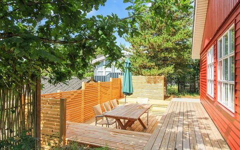 Svenja - 600M from the Sea: Hout, Verblijf, Beits, Dek, Huis, Hardwood, Buitenmeubels, Veranda, Plank, Schaduw