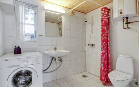 Svenja - 600M from the Sea: Flooring, Verdieping, Interieur Ontwerp, Loodgieterswerkinrichting, Plafond, Wastafel, Kamer, Loodgieter, Kraan, Badkamer