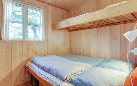 Svenja - 600M from the Sea: Slaapkamer, Bed, Hout, Stapelbed, Flooring, Verdieping, Laken, Interieur Ontwerp, Bedding, Plafond