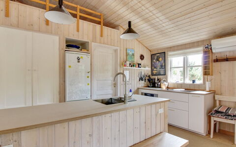 Svenja - 600M from the Sea: Hout, Keuken, Meubilair, Flooring, Interieur Ontwerp, Plafond, Verdieping, Countertop, Toestel Van De Keuken, Cabinetry