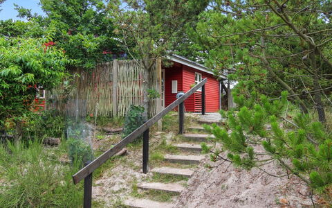 Svenja - 600M from the Sea: Hout, Struik, Verblijf, Schuur, Trap, Garden Gebouwen, Hardwood, Plank, Siding, Backyard