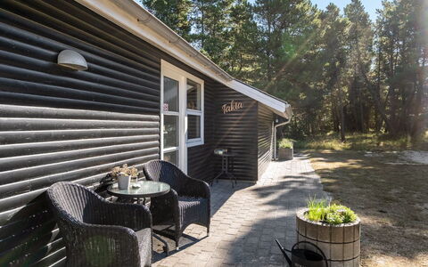 Gottfrida - 2Km from the Sea: Struik, Stedelijk Ontwerp, Groundcover, Steen, Appartement, Landgoed, Metselwerk, Balkon, Landscaping