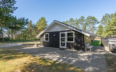 Gottfrida - 2Km from the Sea: Struik, Stedelijk Ontwerp, Groundcover, Steen, Appartement, Landgoed, Metselwerk, Balkon, Landscaping