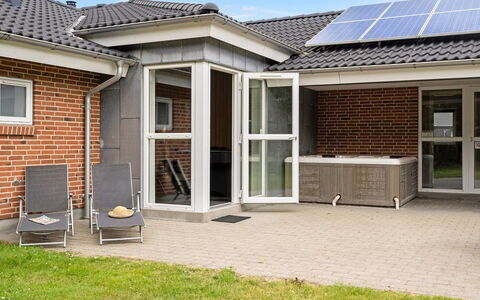 Janita - 800M from the Sea: Struik, Stedelijk Ontwerp, Groundcover, Steen, Appartement, Landgoed, Metselwerk, Balkon, Landscaping