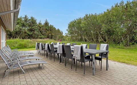 Janita - 800M from the Sea: Struik, Stedelijk Ontwerp, Groundcover, Steen, Appartement, Landgoed, Metselwerk, Balkon, Landscaping