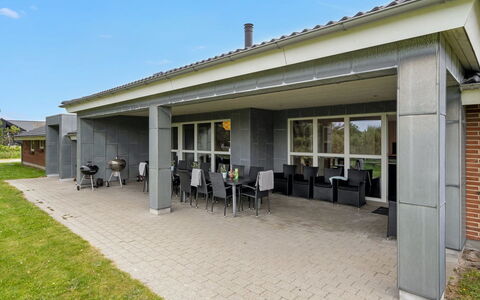 Janita - 800M from the Sea: Struik, Stedelijk Ontwerp, Groundcover, Steen, Appartement, Landgoed, Metselwerk, Balkon, Landscaping