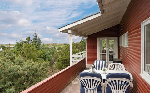 Taimi - 200M from the Sea: Hout, Veranda, Huis, Huis, Verblijf, Deur, Siding, Beits, Hardwood, Landgoed