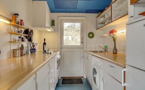 Taimi - 200M from the Sea: Interieur Ontwerp, Plafond, Major Appliance, Flooring, Countertop, Keuken, Wasmachine, Verdieping, Verlichting, Kamer