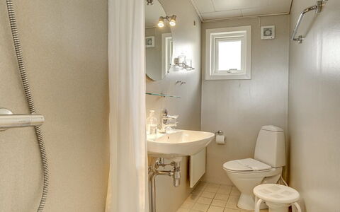 Taimi - 200M from the Sea: Badkamer, Loodgieterswerkinrichting, Muur, Interieur Ontwerp, Toilet, Verdieping, Flooring, Wastafel In De Badkamer, Wastafel, Wc Bril
