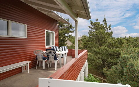 Taimi - 200M from the Sea: Hout, Veranda, Huis, Siding, Verblijf, Helling, Schaduw, Dek, Beits, Landgoed