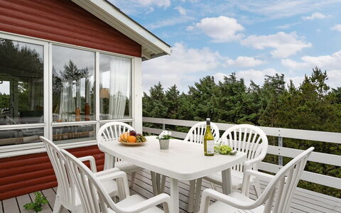 Taimi - 200M from the Sea: Hout, Meubilair, Veranda, Stoel, Huis, Deur, Beits, Schaduw, Buitenmeubels, Dek