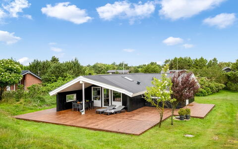 Kari - 900M from the Sea: Dak, Huis, Huis, Verblijf, Siding, Landgoed, Oprit, Garden Gebouwen, Werf, Schuur