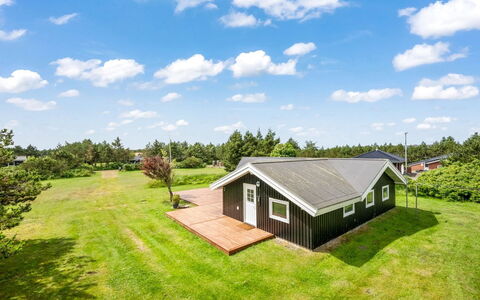 Kari - 900M from the Sea: Dak, Huis, Huis, Verblijf, Siding, Landgoed, Oprit, Garden Gebouwen, Werf, Schuur