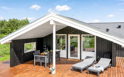 Kari - 900M from the Sea: Dak, Huis, Huis, Verblijf, Siding, Landgoed, Oprit, Garden Gebouwen, Werf, Schuur