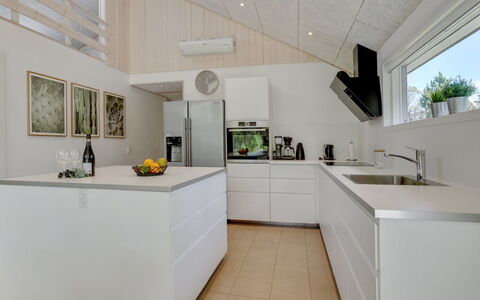 Delan - 1.3Km from the Sea: Keuken, Flooring, Countertop, Interieur Ontwerp, Hout, Plafond, Toestel Van De Keuken, Verdieping, Cabinetry, Meubilair