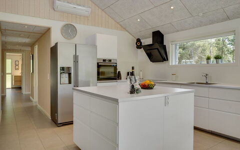 Delan - 1.3Km from the Sea: Keuken, Flooring, Interieur Ontwerp, Countertop, Cabinetry, Plafond, Hout, Toestel Van De Keuken, Meubilair, Verdieping