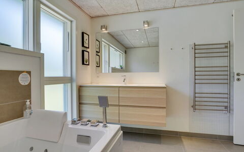 Delan - 1.3Km from the Sea: Interieur Ontwerp, Flooring, Muur, Verdieping, Loodgieterswerkinrichting, Plafond, Badkamer, Badkamerkast, Kamer, Verlichting
